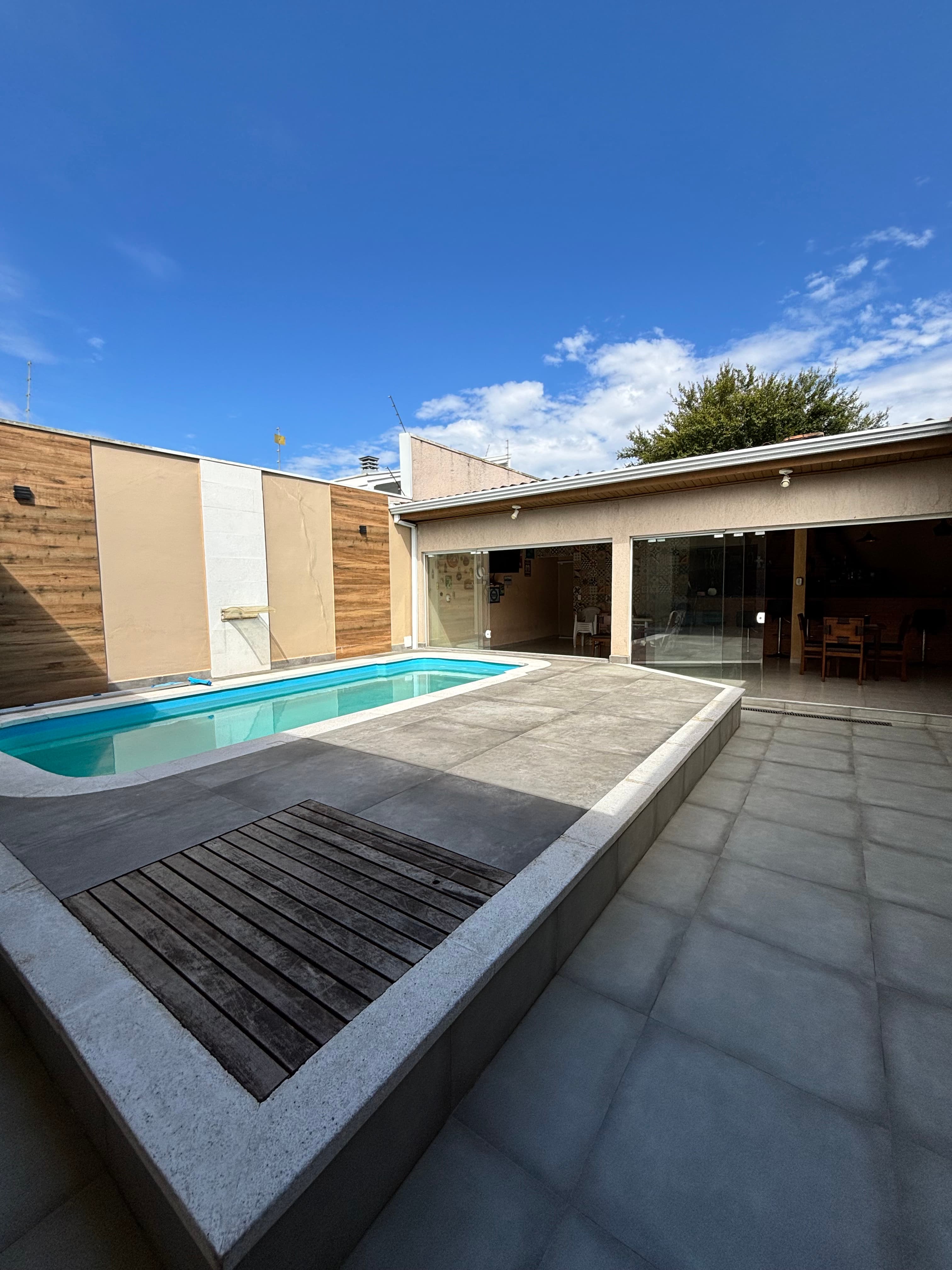 Casa com piscina no Pinheirinho