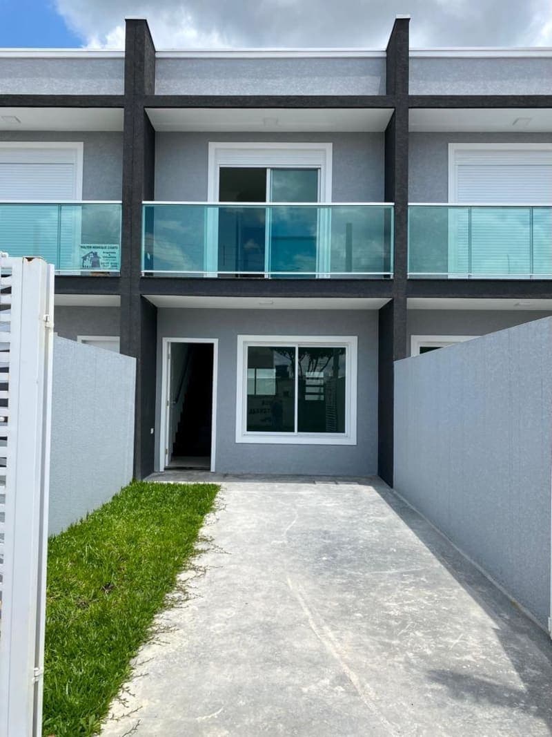 Sobrado à venda em Curitiba no Ganchinho com 2 quartos, 83m² e garagem